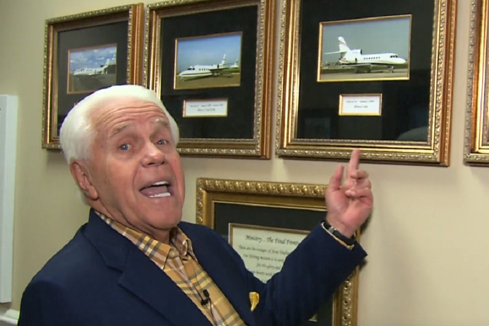 elespectador's tweet photo. El pastor que sueña con su cuarto avión privado para enviar su mensaje al mundo.
https://t.co/zlCohxdPYt https://t.co/GMHB5zyIKK