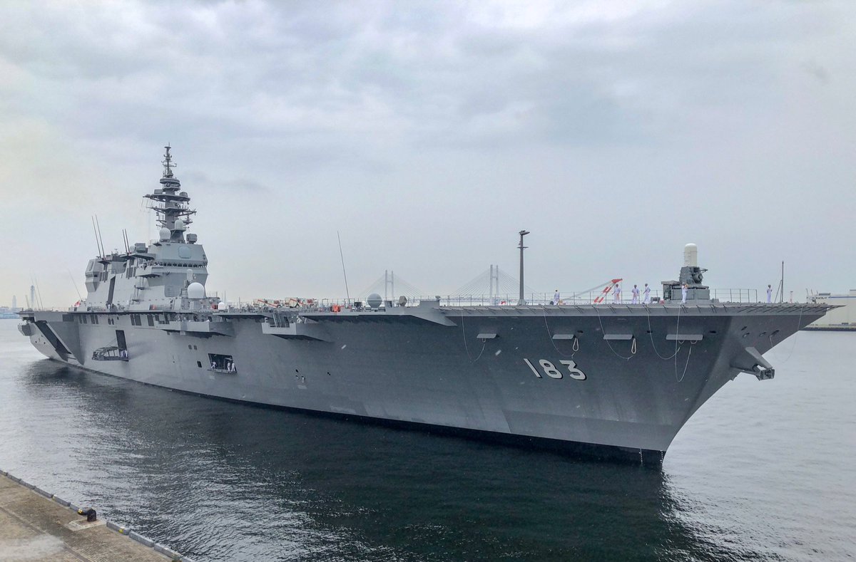 アルザス 護衛艦 いずも 横浜の大桟橋にやって来ました 長大な船体は近くで見ると迫力ありますよ
