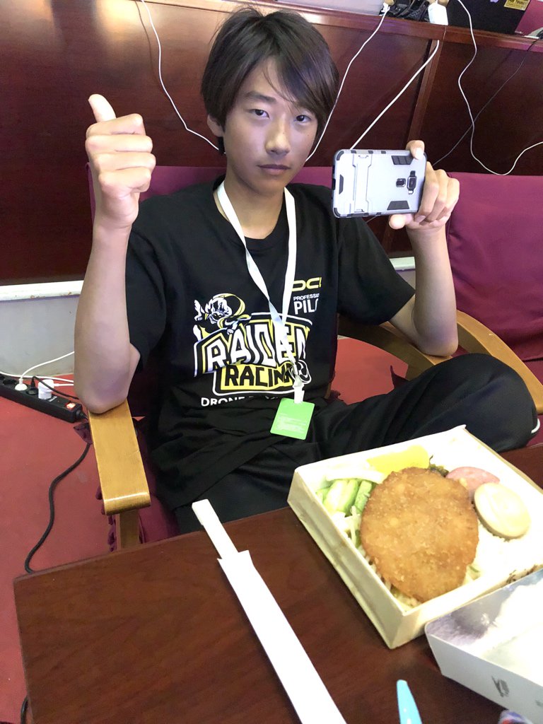 raiden_drone's tweet photo. あれ?今日練習2回のはずだったはずでわ?🤔
これは海外レース!もちろん想定内です🤣
タイムスケジュール押しても、しっかりご飯は食べますww
いい感じです😂
#raidenracing #dronegp #droneracing #ドローンレース https://t.co/YLnR7rNbud