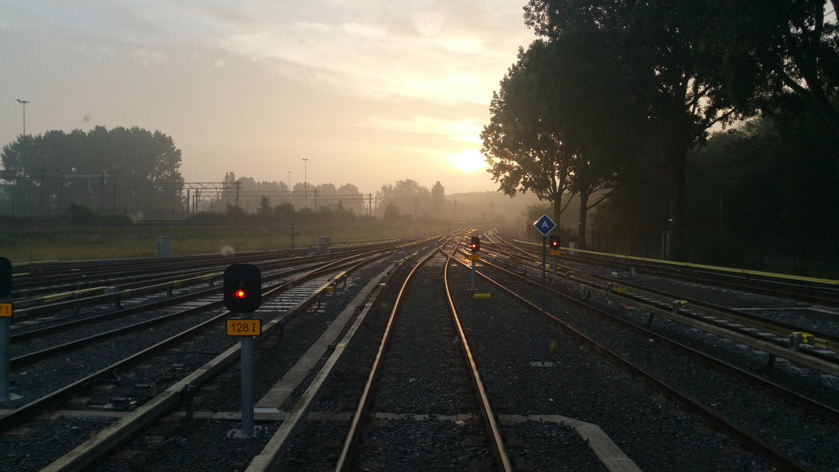 rdrietje's tweet photo. De zon komt op, reeds al begonnen met de 1e #dienst na m'n weekend. Vandaag #diestdoende op #randstadrail #metroE. Ik wens u een mooie dag en veilige en fijne reis toe vandaag. #retrotterdam #retmetro #metro #aardigonderweg #gaanervoor #genieten https://t.co/B2IQYGHQ18