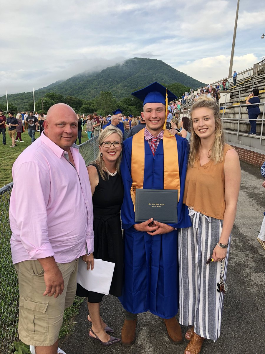 MelindaTaylor1's tweet photo. Congrats to my little boy @chancetaylor_29 on his high school graduation tonight!! We’re so proud of you!! #wingsup #ontothenext #proudparents #ttubound #goldeneaglesgolf #chancetaylorgolf #hashtag https://t.co/H2a6sXuMFv