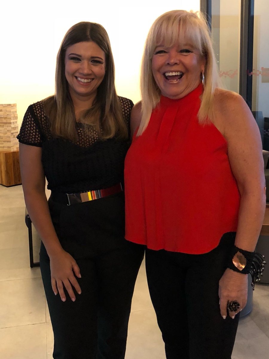 EVTVMiami's tweet photo. ¡Sonrisas! Ese es nuestro compromiso con ustedes, cada vez que sintoniza nuestro canal. Informarlos y entretenerlos es nuestro deber, por eso celebramos con nuestro equipo un nuevo día de trabajo, nuestros triunfos y lo que viene muy pronto! #EVTV @yatzulopez @nellypujols https://t.co/F9WKG4wODU
