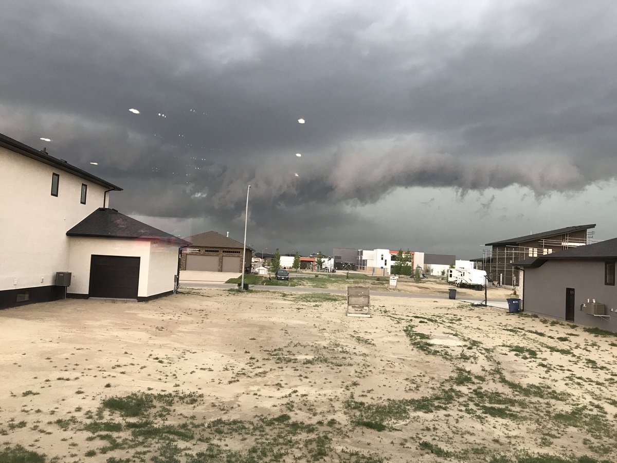cjrossie01's tweet photo. Nasty clouds over #whitecitysk this afternoon! Sideways rain and 9/10tgs of rain in 25 minutes! #skstorm #yqr @weathernetwork @TornadoGreg https://t.co/47ef7XMWXo