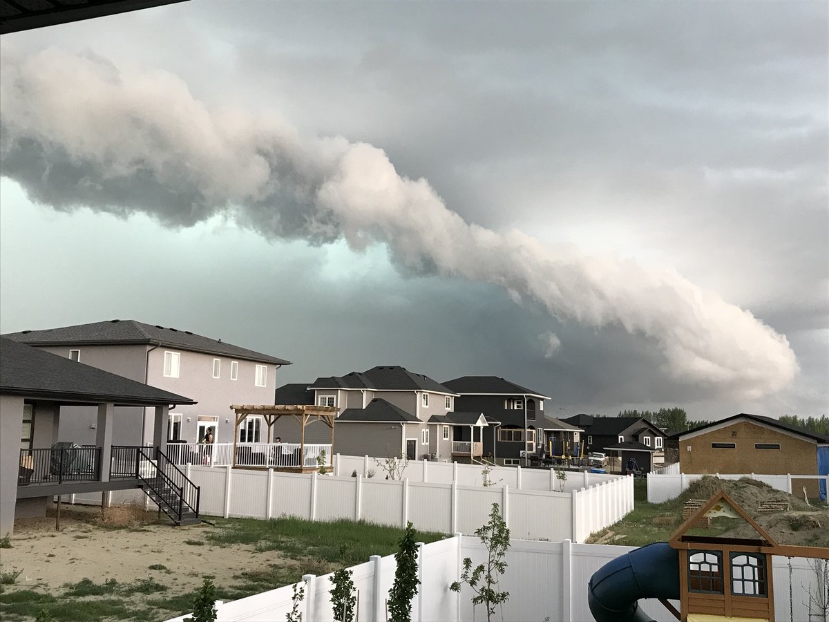 cjrossie01's tweet photo. Nasty clouds over #whitecitysk this afternoon! Sideways rain and 9/10tgs of rain in 25 minutes! #skstorm #yqr @weathernetwork @TornadoGreg https://t.co/47ef7XMWXo