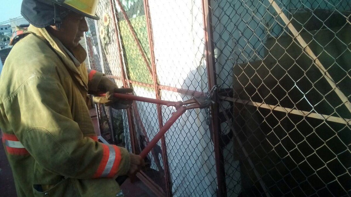 TelevisaMorelos's tweet photo. Se registra fuga de gas en Potrero Verde de la Col. Jacarandas, vecinos fueron evacuados por @Bomb_Cuernavaca la causa fue ruptura de una manguera fuga de gas derivado de la ruptura de una manguera https://t.co/FrzqcMWFDi