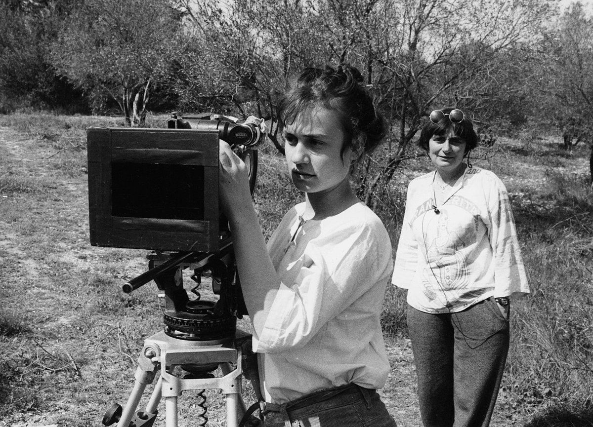 Sandrine Bonnaire & Agnès Varda on the set of Sans toit ni loi (1985)
Happy birthday, Agnès! 