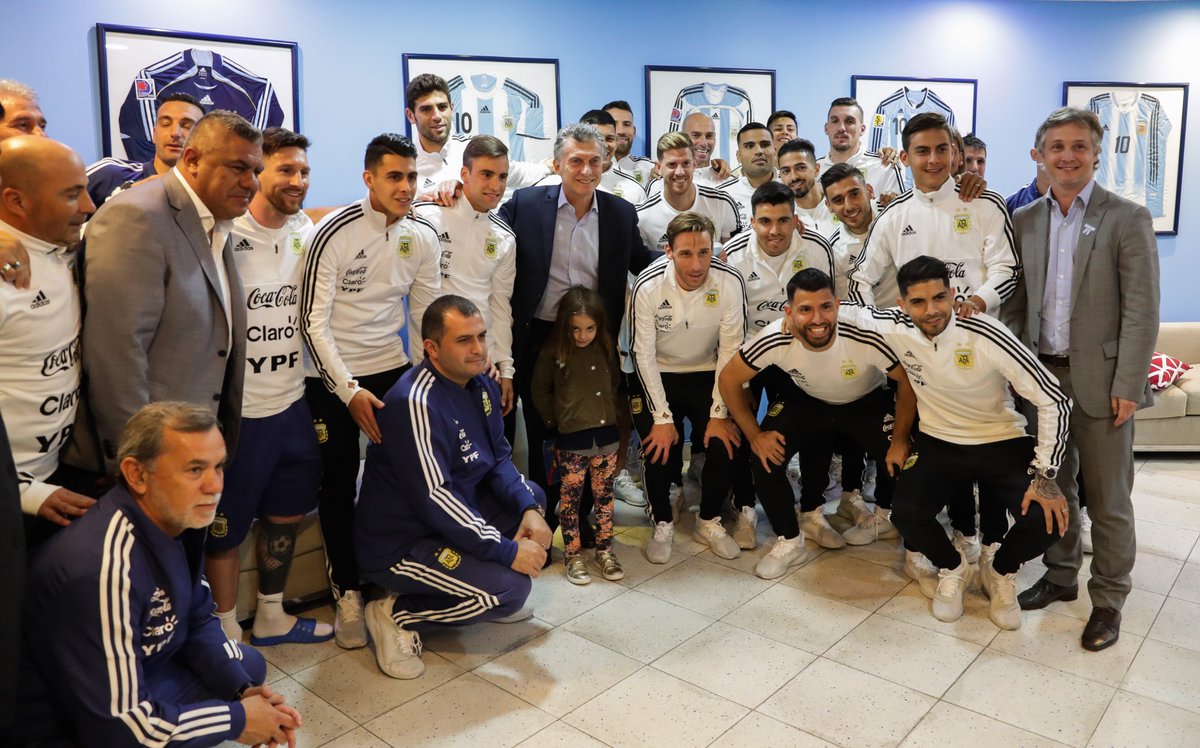 mauriciomacri's tweet photo. Despidiendo a la Selección 🇦🇷 https://t.co/AAFZ64Lcus