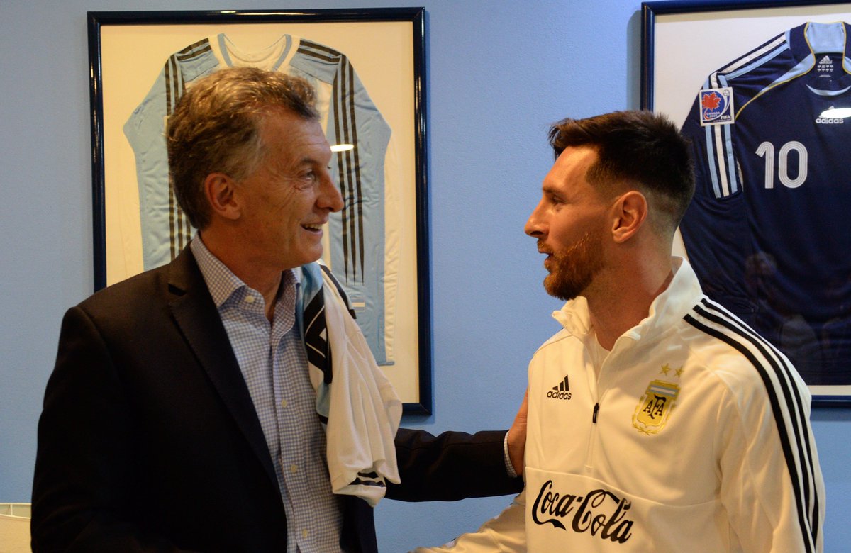 mauriciomacri's tweet photo. Despidiendo a la Selección 🇦🇷 https://t.co/AAFZ64Lcus