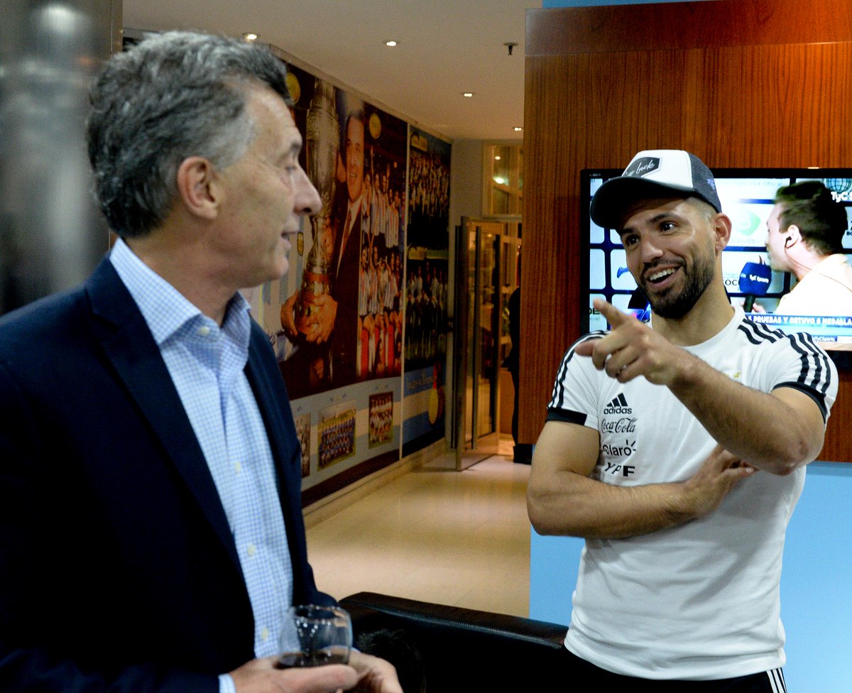 mauriciomacri's tweet photo. Despidiendo a la Selección 🇦🇷 https://t.co/AAFZ64Lcus