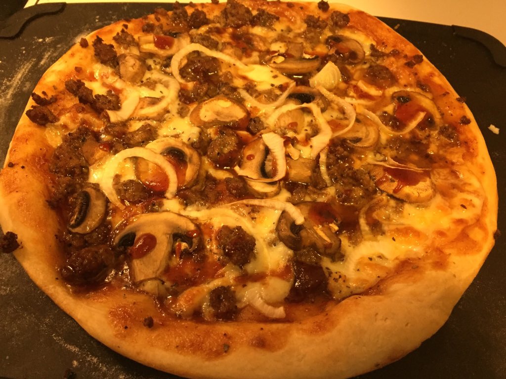 kenkendavies's tweet image. Another beautiful pie in the @LodgeCastIron skillet. Ground beef, Vidalia onion, mushroom on a bbq sauce base #castironpizza #bennysdough #lodgecastiron 400 degrees for 25 minutes