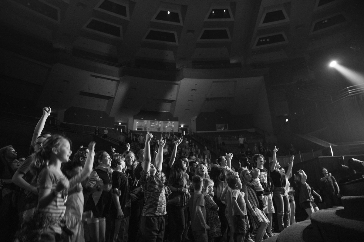 se_church's tweet image. Wow! What an amazing night! We had such a great night worshiping with everyone. What were some of your favorite songs from tonight?