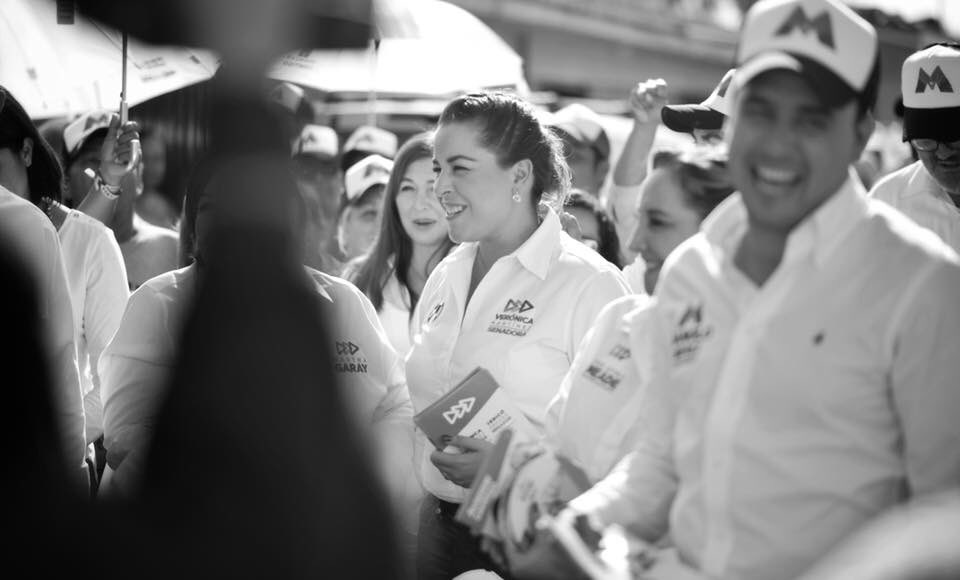 Veronica_mtz's tweet photo. Seguimos caminando las calles de Saltillo, estamos en un toca-toca en col. Provivienda con mis compañeros candidatos @martha_garay y @manolojim . 

Estamos muy contentos con la visita de mi amiga @ruizmassieu y la compañía de @rigofuentes y @AbrahamTobias 
 
#VeroYJericóSenadores https://t.co/9DYNvzrBPW