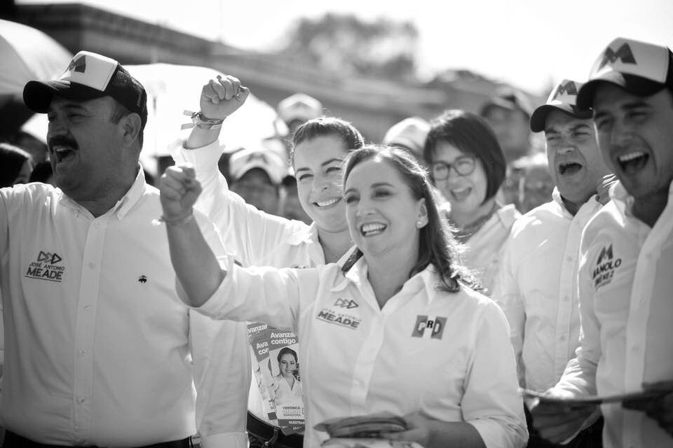 Veronica_mtz's tweet photo. Seguimos caminando las calles de Saltillo, estamos en un toca-toca en col. Provivienda con mis compañeros candidatos @martha_garay y @manolojim . 

Estamos muy contentos con la visita de mi amiga @ruizmassieu y la compañía de @rigofuentes y @AbrahamTobias 
 
#VeroYJericóSenadores https://t.co/9DYNvzrBPW