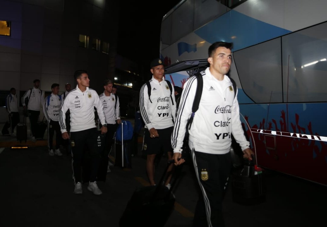 Argentina's tweet photo. [SELECCIÓN MAYOR] @Argentina sube al bus con destino al aeropuerto de #Ezeiza. ¡Comienza el sueño de todos los argentinos! 😁🇦🇷 https://t.co/0QmebO5A91