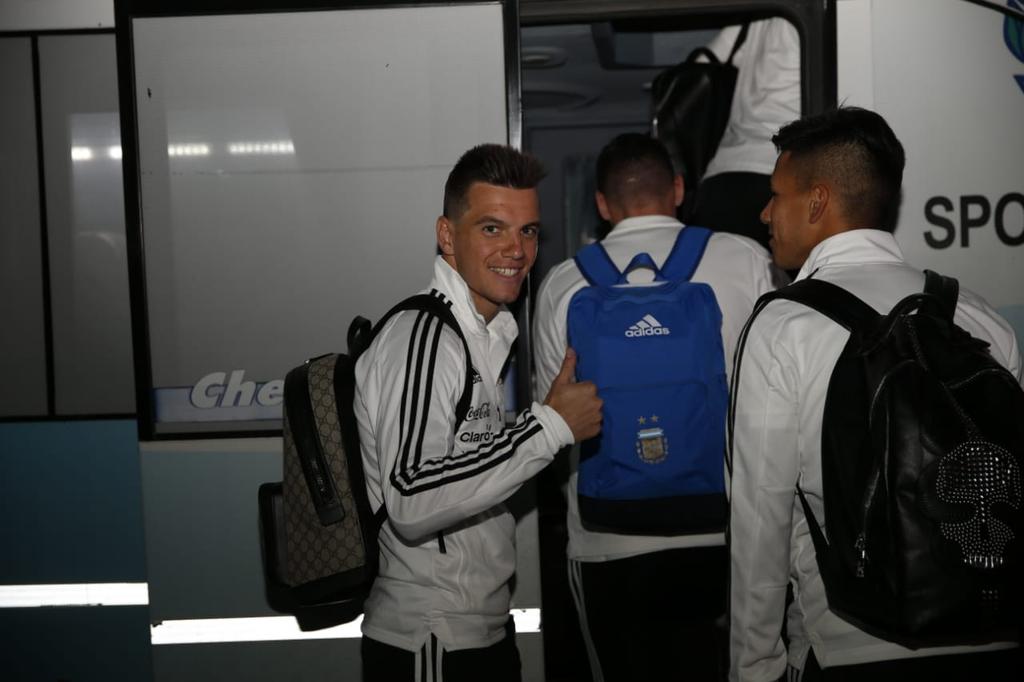 Argentina's tweet photo. [SELECCIÓN MAYOR] @Argentina sube al bus con destino al aeropuerto de #Ezeiza. ¡Comienza el sueño de todos los argentinos! 😁🇦🇷 https://t.co/0QmebO5A91