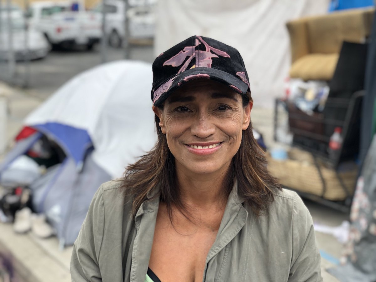 нищие женщины. Homeless women. бедная девушка. бездомные сан франциско. красивая бездомная женщина.