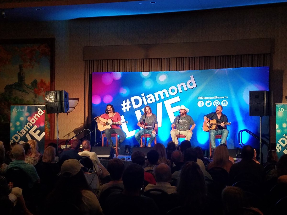 Crystal97863697's tweet photo. AMAZING time with @coltford @ChateauOTL with our @diamondresorts family! Beautiful resort, great food, fun times! #WhyAreYouNotHere #EmployerOfChoice https://t.co/pQUgW4lzpT
