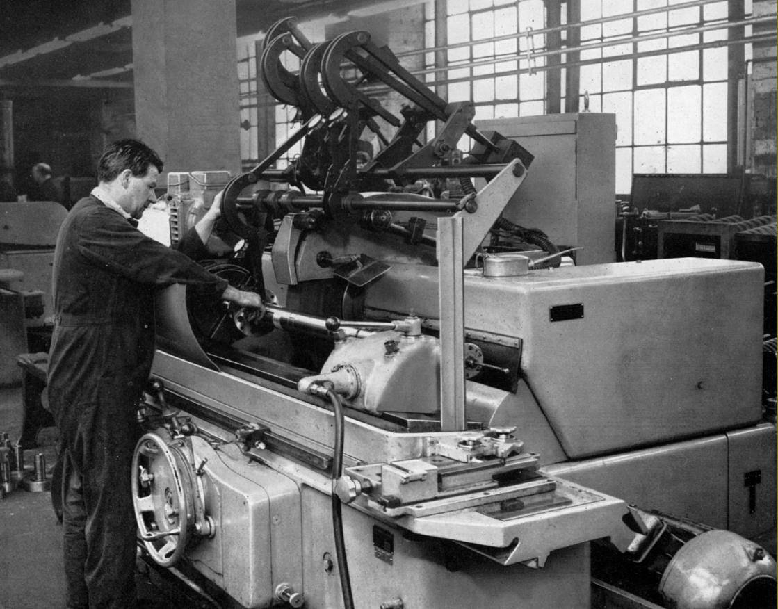 GrungyMachinist's tweet photo. Landis Lund cylindrical grinder with pivoted caliper gauges - used for the final finishing of spindles of various kinds at the Dean Smith and Grace Lathe plant.

https://t.co/gApw2jW4QC for classic machinist swag.

#landisgrinder #deansmithgrace #grinder #machinist #machinistlife https://t.co/xYFahF0wIz
