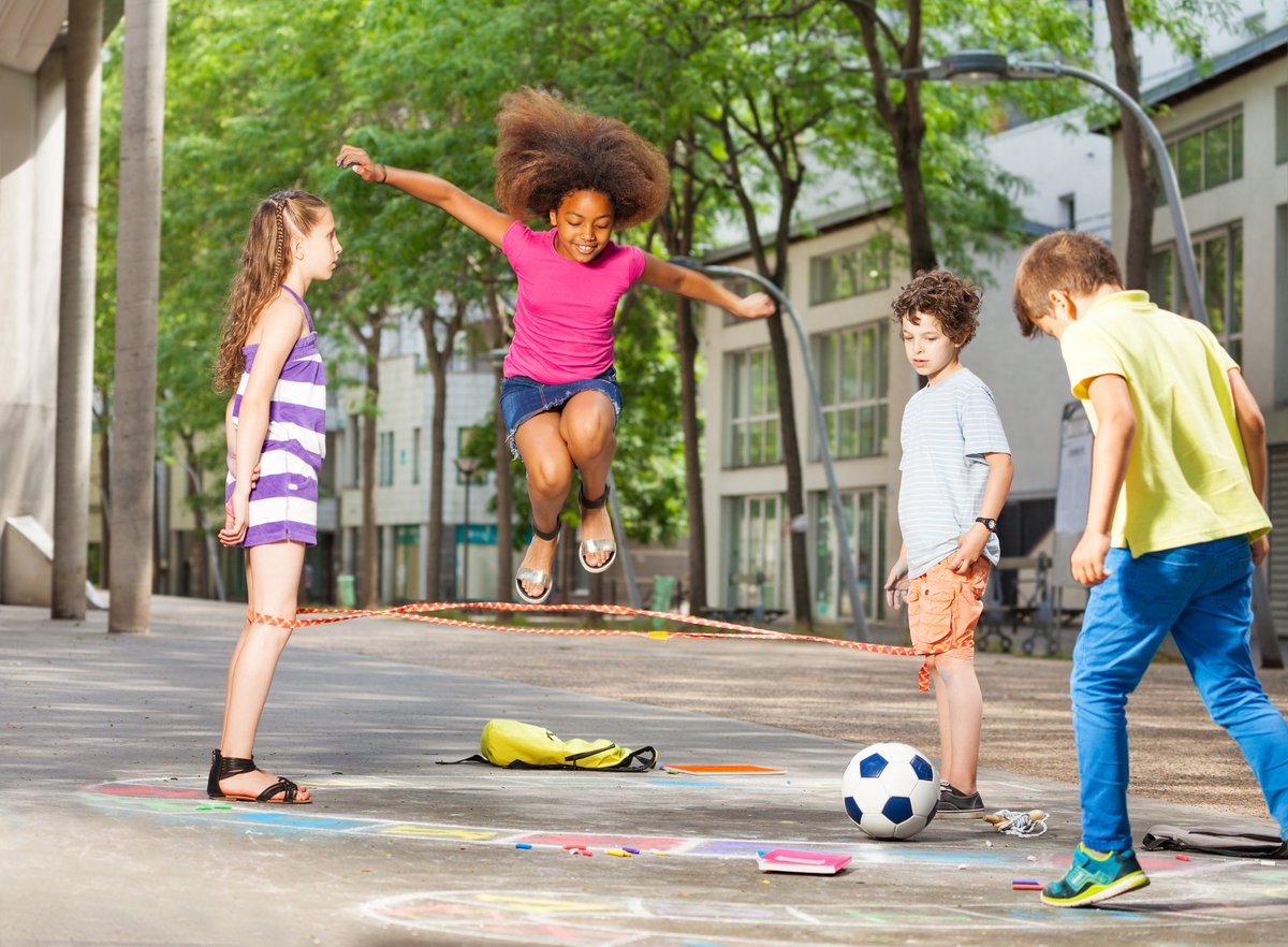 activeforlife's tweet photo. Angela Hanscom, Pediatric Occupational Therapist and founder of TimberNook, a therapeutic outdoor program for kids says "ideally, kids should be playing outside three hours each day, and that doesn’t include organized sports." Learn more: https://t.co/KM3EJwn0pK https://t.co/HcFPYsq6Ru