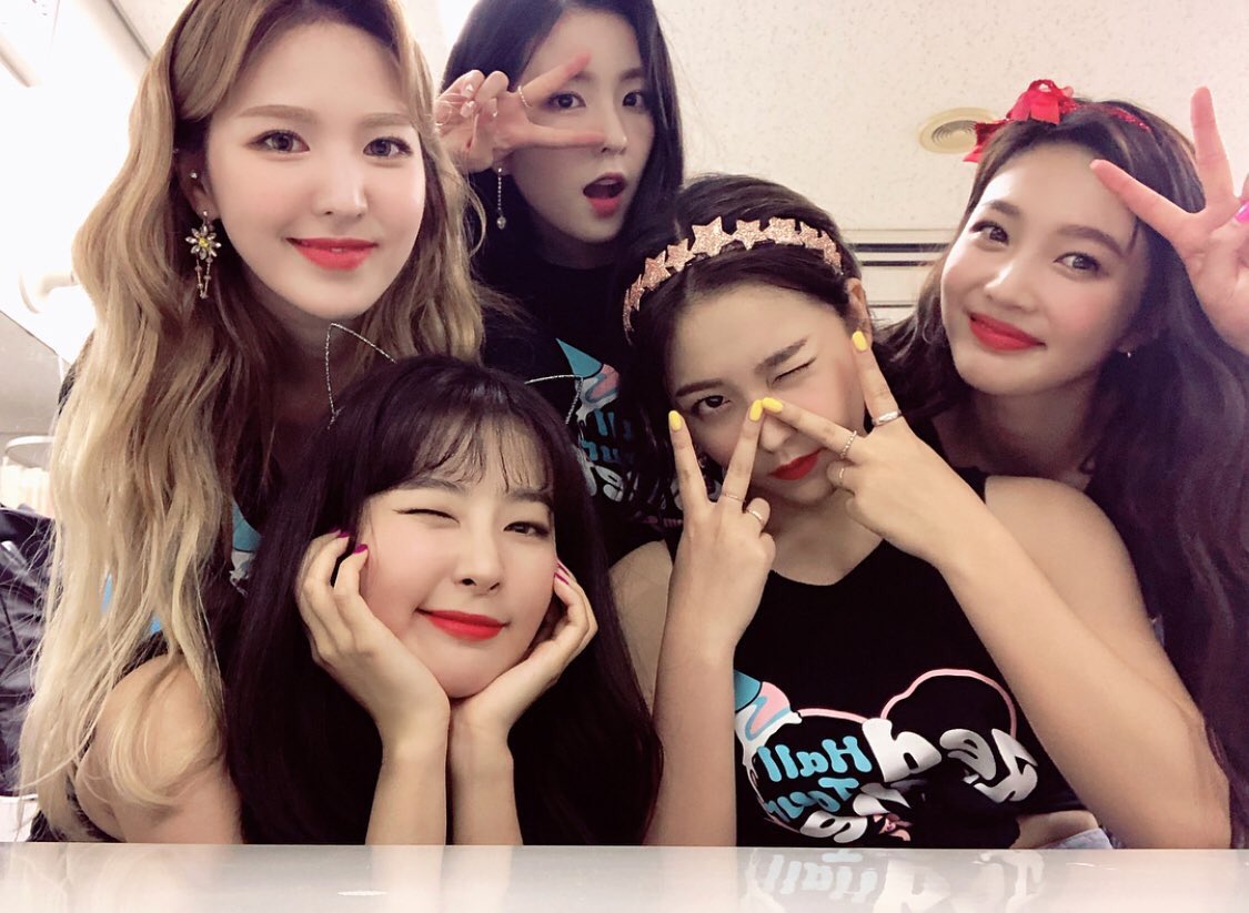 StarrySkyNite_'s tweet photo. I didnโt know they had a concert ytd #failedme but can we talk abt hows seulrene posed the same pose on different pics ๐๐ https://t.co/BsbSVKBs9E