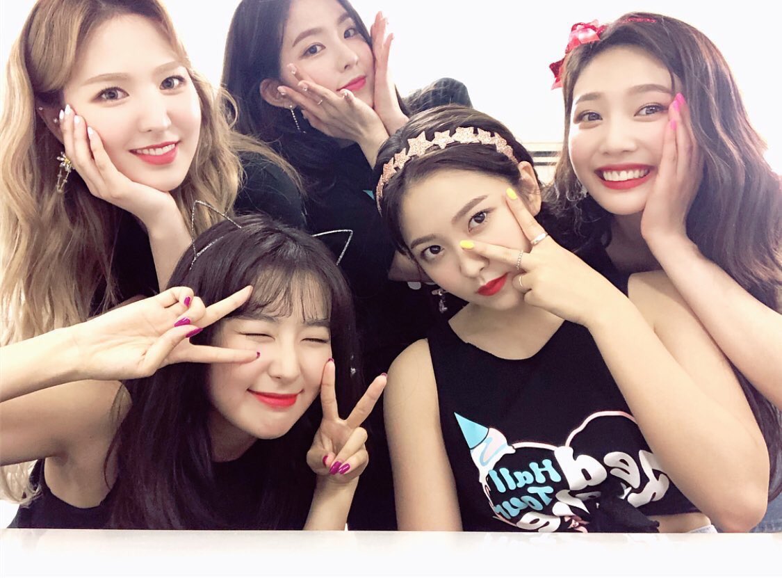 StarrySkyNite_'s tweet photo. I didnโt know they had a concert ytd #failedme but can we talk abt hows seulrene posed the same pose on different pics ๐๐ https://t.co/BsbSVKBs9E
