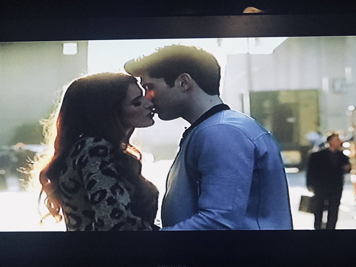 edwardistheman's tweet photo. @FamousInLoveTV oh my god Raige lives @bellathorne @CarterJenkins #FamousInLove #FamousInLoveChat https://t.co/YBuf01544g