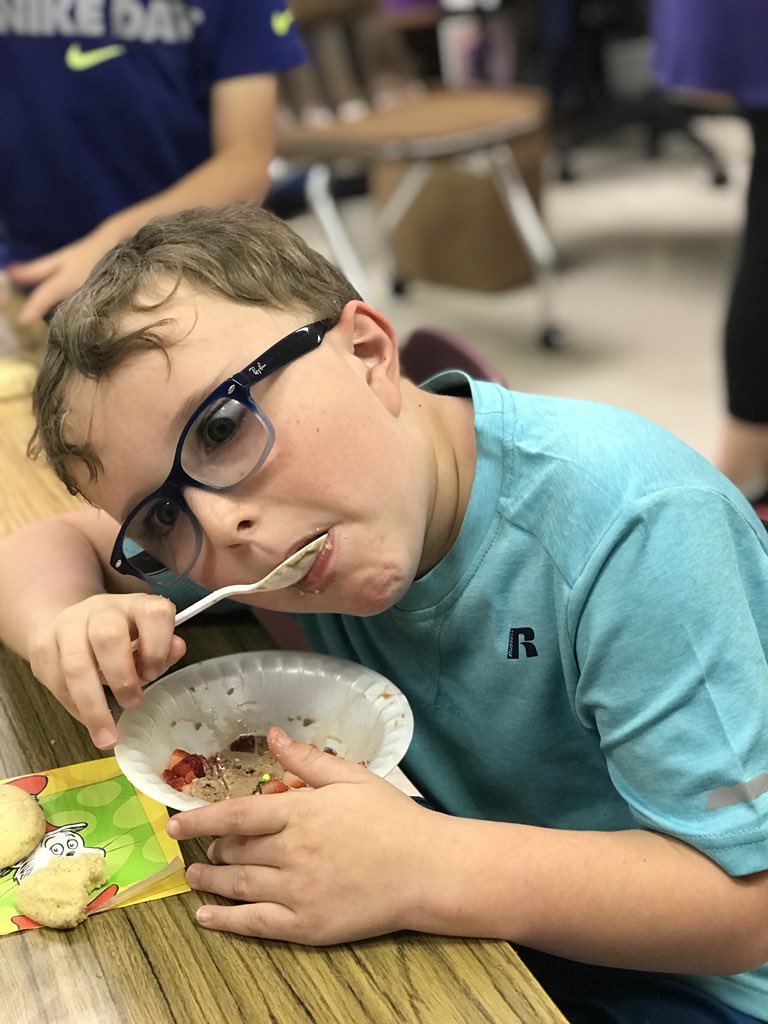 MrsWright1st's tweet photo. I scream, you scream, we all scream for ice cream! End of year party 🎉 #FESFamily17 #FES2017 #icecream #beattheheat #firstgrade https://t.co/Ge0uZodxGf