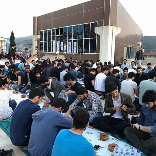 Karabük'te 10 STK ile birlikte omuz omuza bir iftar organizasyonu. 
Medine usulü iftarımızı 100.Yıl Pazaryeri Camii yanında gerçekleştirdik. Bu birliğin devamı gelecektir inşallah. <a href="/ADEMgenelmerkez/">ADEM Genel Merkez</a>