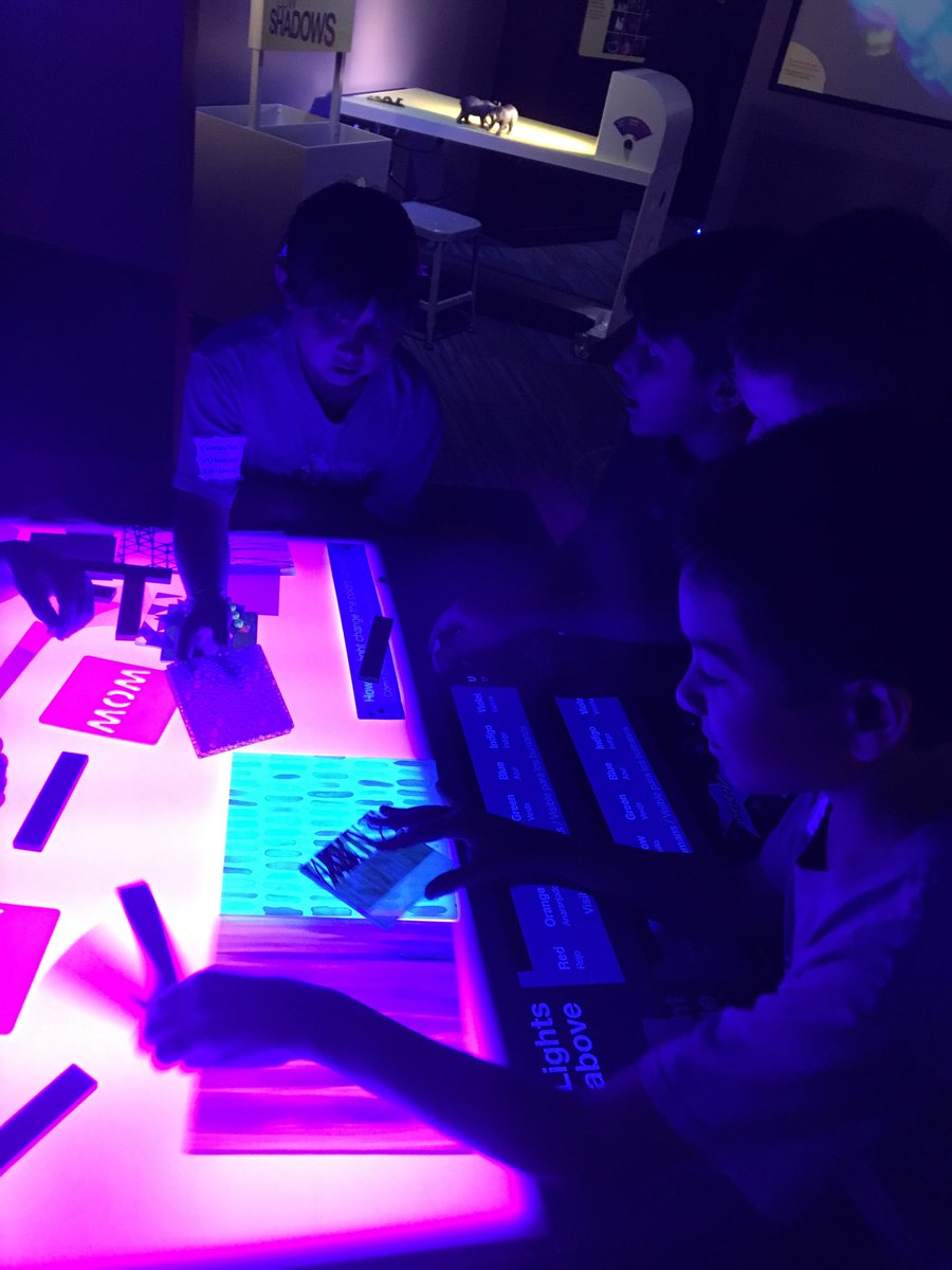 MsRodriguezSATX's tweet photo. Exploring the effects of ultraviolet rays at the DoSeum #HBG #STEM https://t.co/XTLIoZOTaj