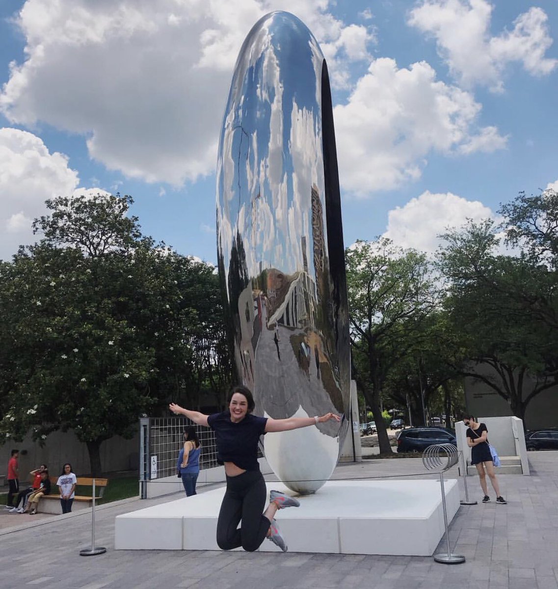 VisitHouston's tweet photo. @ChooseChicago @MFAH @artinstitutechi @DavidSchwimmer Shy? Lol, nah. #CloudColumn is pretty friendly, actually. Given that it’s just steps from @HermannPark (445 acres), it has A LOT of friends stopping by.
If only @Millennium_Park was as big, right? It’s okay. It has a bigger bean, at least. 👍🏻 #BattleOfTheBeans https://t.co/vLg0gwr6cl