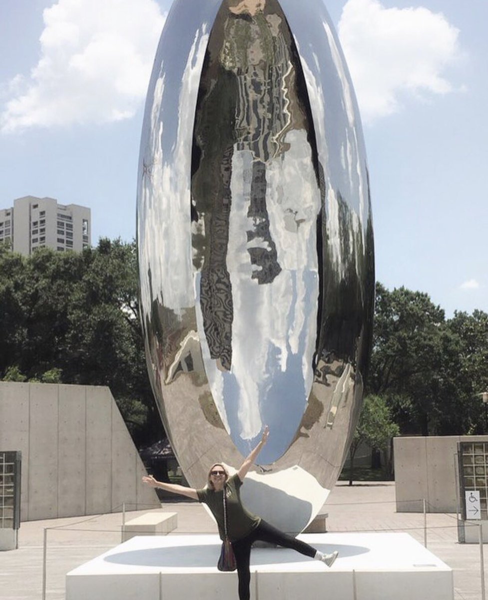 VisitHouston's tweet photo. @ChooseChicago @MFAH @artinstitutechi @DavidSchwimmer Shy? Lol, nah. #CloudColumn is pretty friendly, actually. Given that it’s just steps from @HermannPark (445 acres), it has A LOT of friends stopping by.
If only @Millennium_Park was as big, right? It’s okay. It has a bigger bean, at least. 👍🏻 #BattleOfTheBeans https://t.co/vLg0gwr6cl