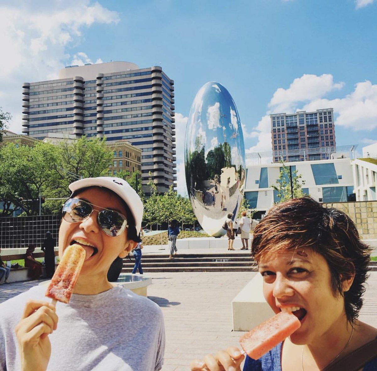 VisitHouston's tweet photo. @ChooseChicago @MFAH @artinstitutechi @DavidSchwimmer Shy? Lol, nah. #CloudColumn is pretty friendly, actually. Given that it’s just steps from @HermannPark (445 acres), it has A LOT of friends stopping by.
If only @Millennium_Park was as big, right? It’s okay. It has a bigger bean, at least. 👍🏻 #BattleOfTheBeans https://t.co/vLg0gwr6cl