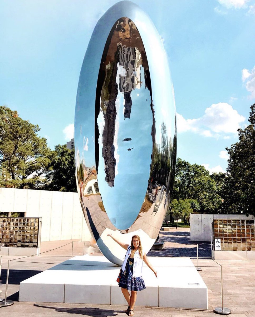 VisitHouston's tweet photo. @ChooseChicago @MFAH @artinstitutechi @DavidSchwimmer Shy? Lol, nah. #CloudColumn is pretty friendly, actually. Given that it’s just steps from @HermannPark (445 acres), it has A LOT of friends stopping by.
If only @Millennium_Park was as big, right? It’s okay. It has a bigger bean, at least. 👍🏻 #BattleOfTheBeans https://t.co/vLg0gwr6cl