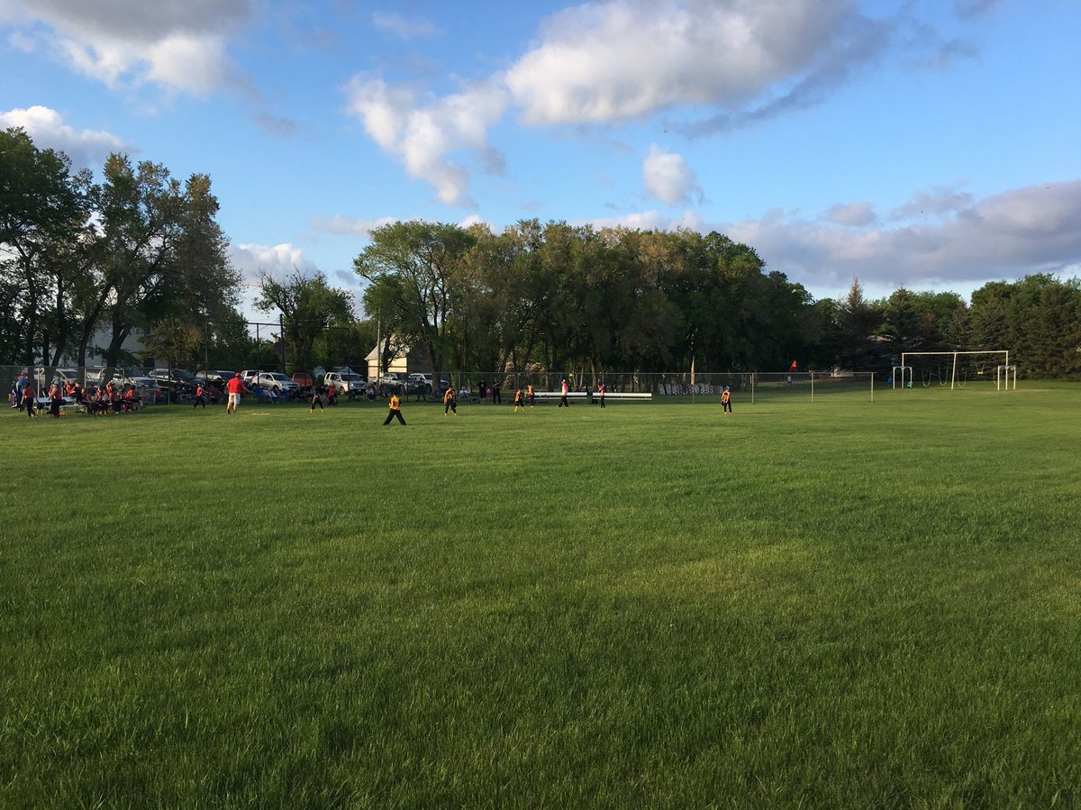 hodgy39's tweet photo. Little #fieldofdreams #lenore #girlsfastball Virden vs Hamiota https://t.co/R9ud8wsZKb
