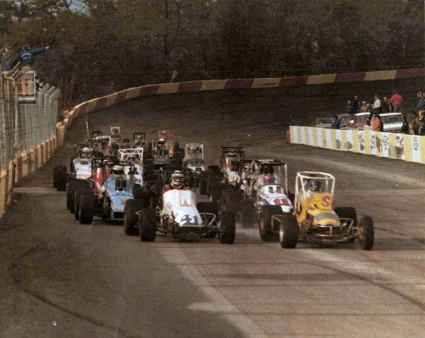 VntgSprintCars's tweet photo. The field assembles for the start of the main event on the high banks at Winchester - 1977 https://t.co/YCwQI8phuN