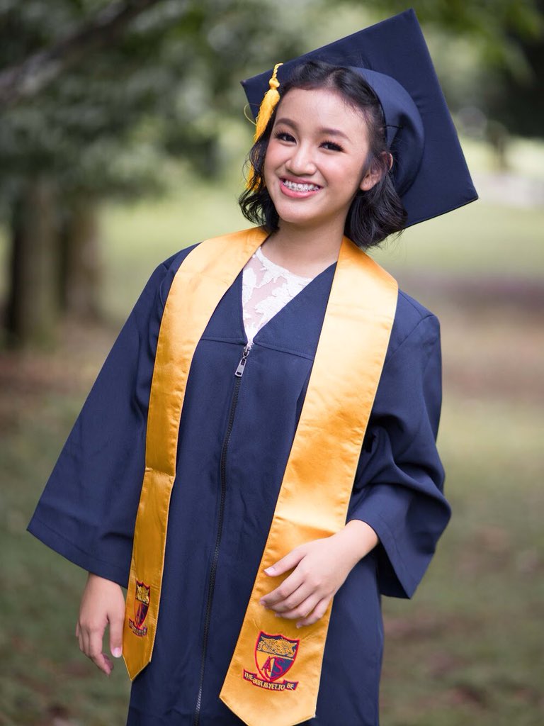 chanjins's tweet photo. your girl is finally graduating! seventeen pulled through with quality music and got me through 3 years of high school. thank you @pledis_17 this one goes out to you #3YearsWithSVT #세븐틴_일본데뷔_축하해 https://t.co/aw9oy633u9