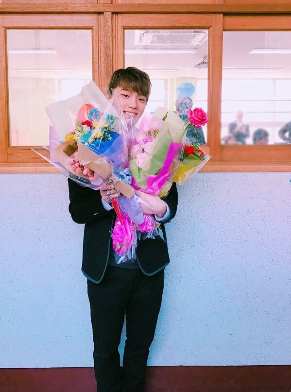 chanjins's tweet photo. your girl is finally graduating! seventeen pulled through with quality music and got me through 3 years of high school. thank you @pledis_17 this one goes out to you #3YearsWithSVT #세븐틴_일본데뷔_축하해 https://t.co/aw9oy633u9