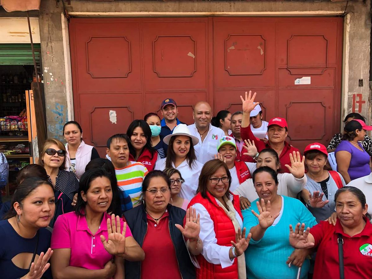 nglapaz's tweet photo. Día 7: Recorrido con nuestra amiga Esthela Vazquez Arias por Cabecera Municipal, sabemos que es una zona con muchas necesidades pero vamos a trabajar de la mano Contigo. 👊🏻👍🏻👌🏻✌🏻
#NuevaGeneracionLaPaz
#PriLaPaz
#PRI
#EstoyContigo
#TeEscucho
#VamosPorLosCinco
#VamosAGanar https://t.co/b8vPvRQAHB
