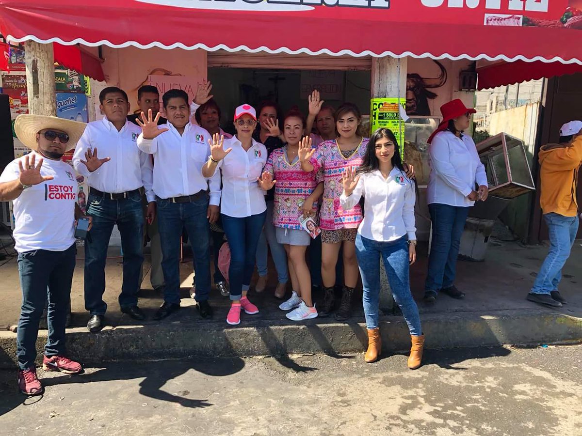 nglapaz's tweet photo. Día 7: Recorrido con nuestra amiga Esthela Vazquez Arias por Cabecera Municipal, sabemos que es una zona con muchas necesidades pero vamos a trabajar de la mano Contigo. 👊🏻👍🏻👌🏻✌🏻
#NuevaGeneracionLaPaz
#PriLaPaz
#PRI
#EstoyContigo
#TeEscucho
#VamosPorLosCinco
#VamosAGanar https://t.co/b8vPvRQAHB