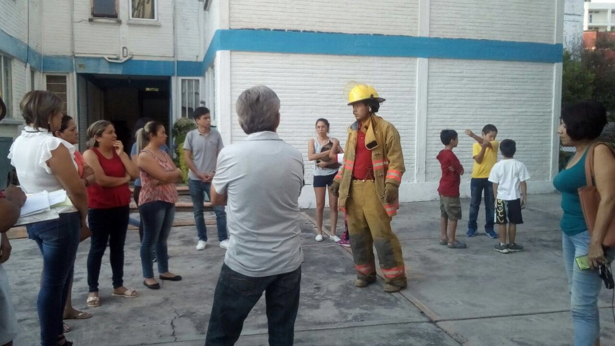 omarpez's tweet photo. @Bomb_Cuernavaca atienden y controlan fuga de gas en Potrero Verde, de la colonia Jacaranda #Cuernavaca #Morelos debido a que manguera se rompió. Los vecinos optaron por evacuar sus domicilios. https://t.co/KeLweqQ5St