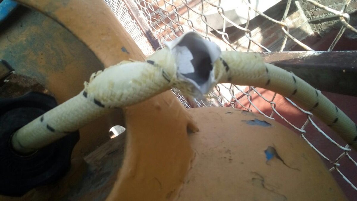 omarpez's tweet photo. @Bomb_Cuernavaca atienden y controlan fuga de gas en Potrero Verde, de la colonia Jacaranda #Cuernavaca #Morelos debido a que manguera se rompió. Los vecinos optaron por evacuar sus domicilios. https://t.co/KeLweqQ5St