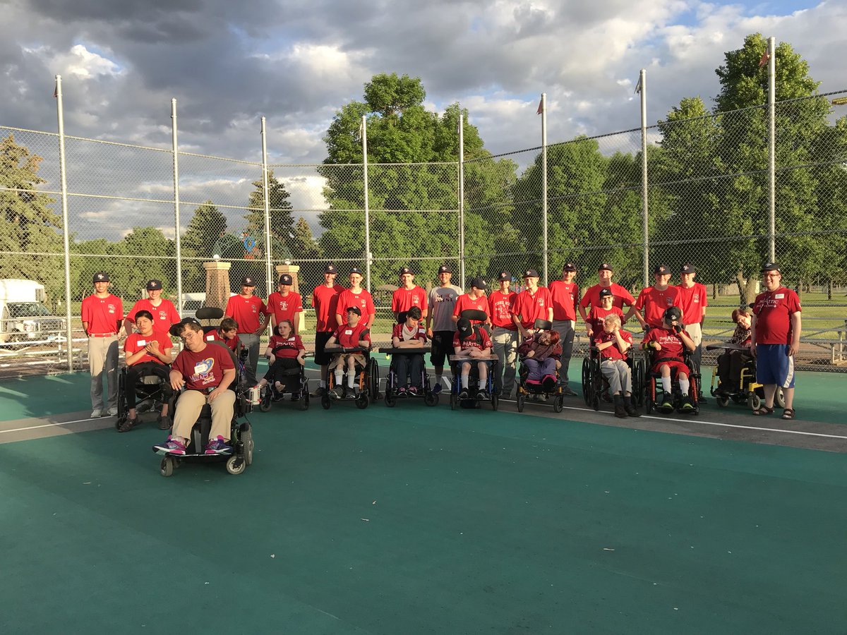 Sioux16u's tweet photo. Tonight we helped out with miracle league! Was fun to help others enjoy the game of baseball! @SEBAPost15 https://t.co/jjwOSrYsOz
