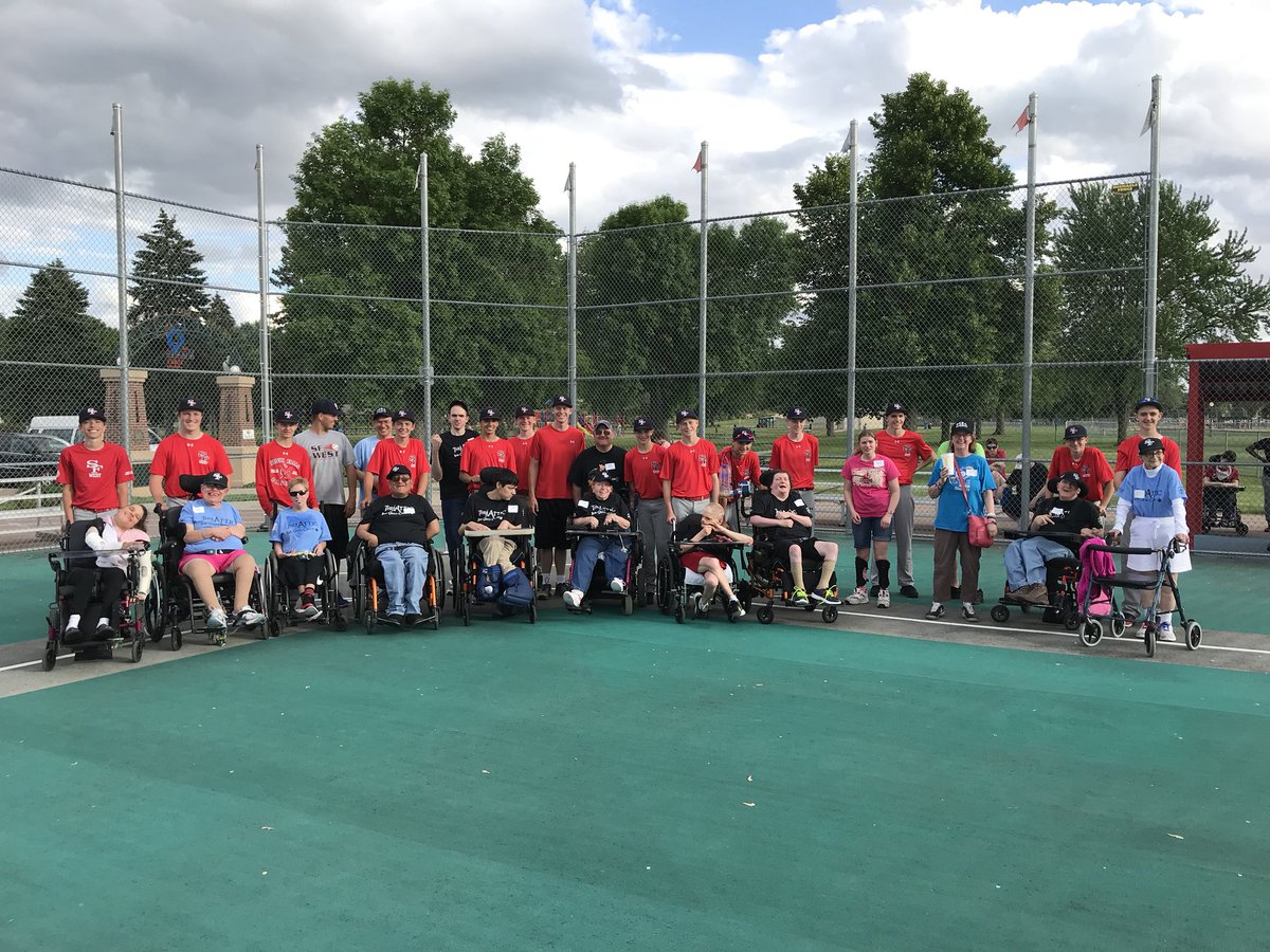 Sioux16u's tweet photo. Tonight we helped out with miracle league! Was fun to help others enjoy the game of baseball! @SEBAPost15 https://t.co/jjwOSrYsOz
