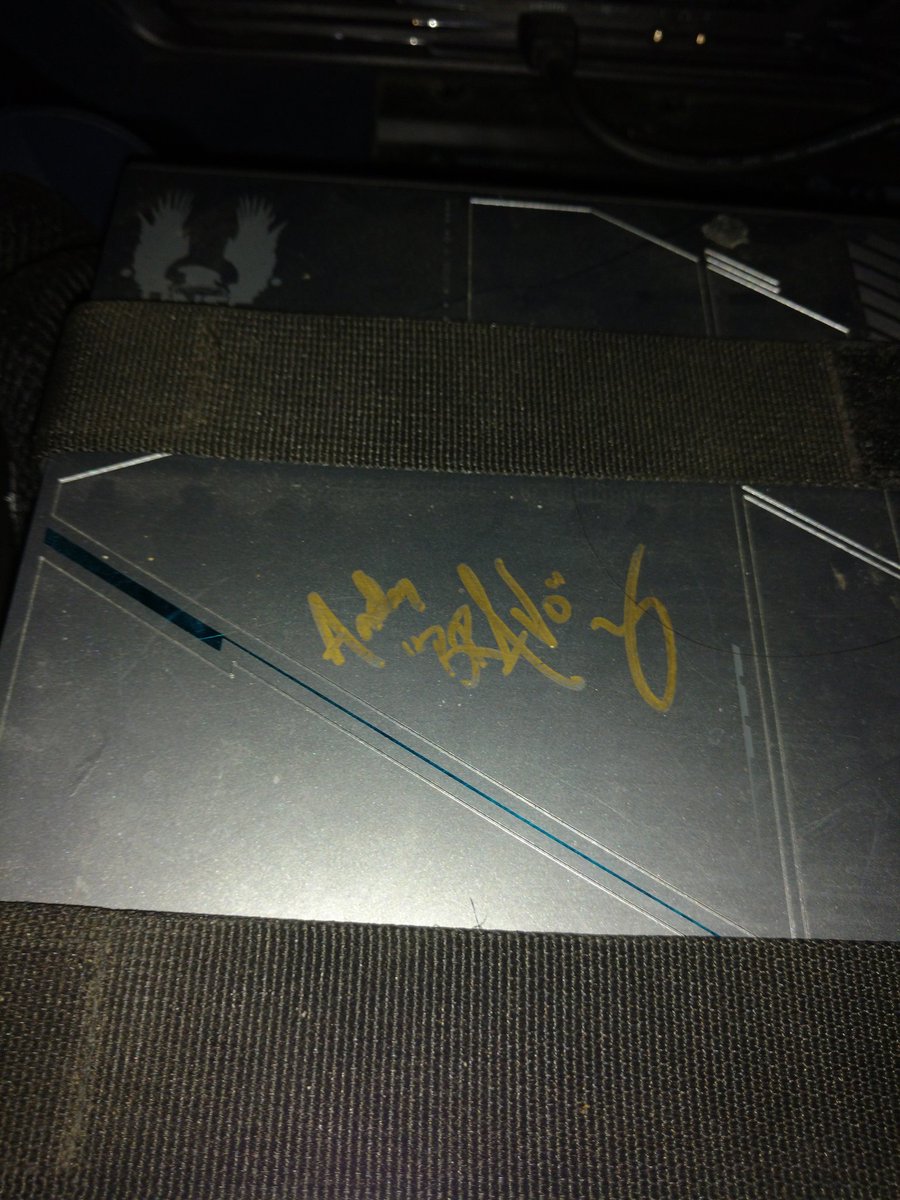 HaloTutor's tweet photo. @Brav We met at #RTX2016 I held up a sign that read "I drove from TN to be here" even though I wasn't picked to be on stage, I still have a priceless piece after you signed my Halo 5 themed Xbox one. There was nothing "small" about your role in the Halo franchise. Enjoy your next path. https://t.co/kioeKgOin3