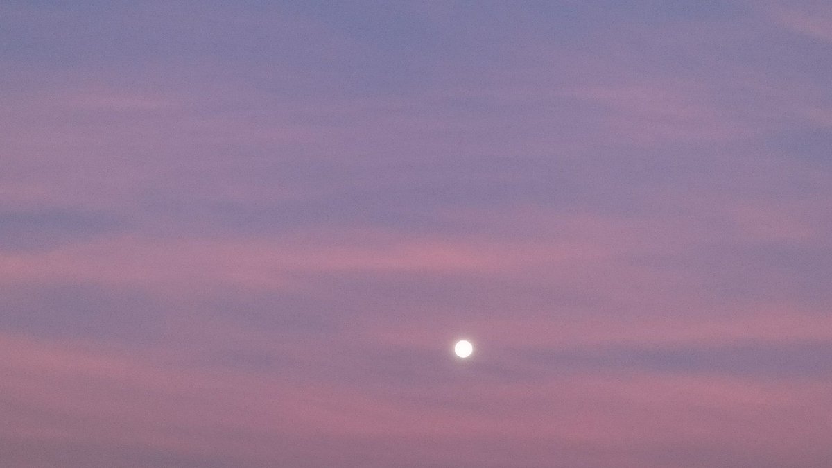 IxnicRocks's tweet photo. Today's morning I got the opportunity to enjoyed the moon and the sun at the same time. #fullmoonset #sunrise 6:52 a.m https://t.co/cYJyujedZB