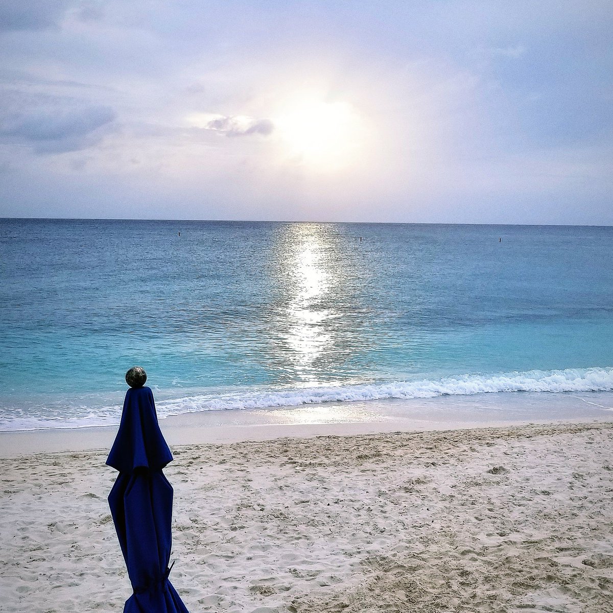 itsjustChris_H's tweet photo. Some fun in the sun somewhere on a beach where my worries are as non existent as my cell service. #thisiscayman https://t.co/QufeKKouf1
