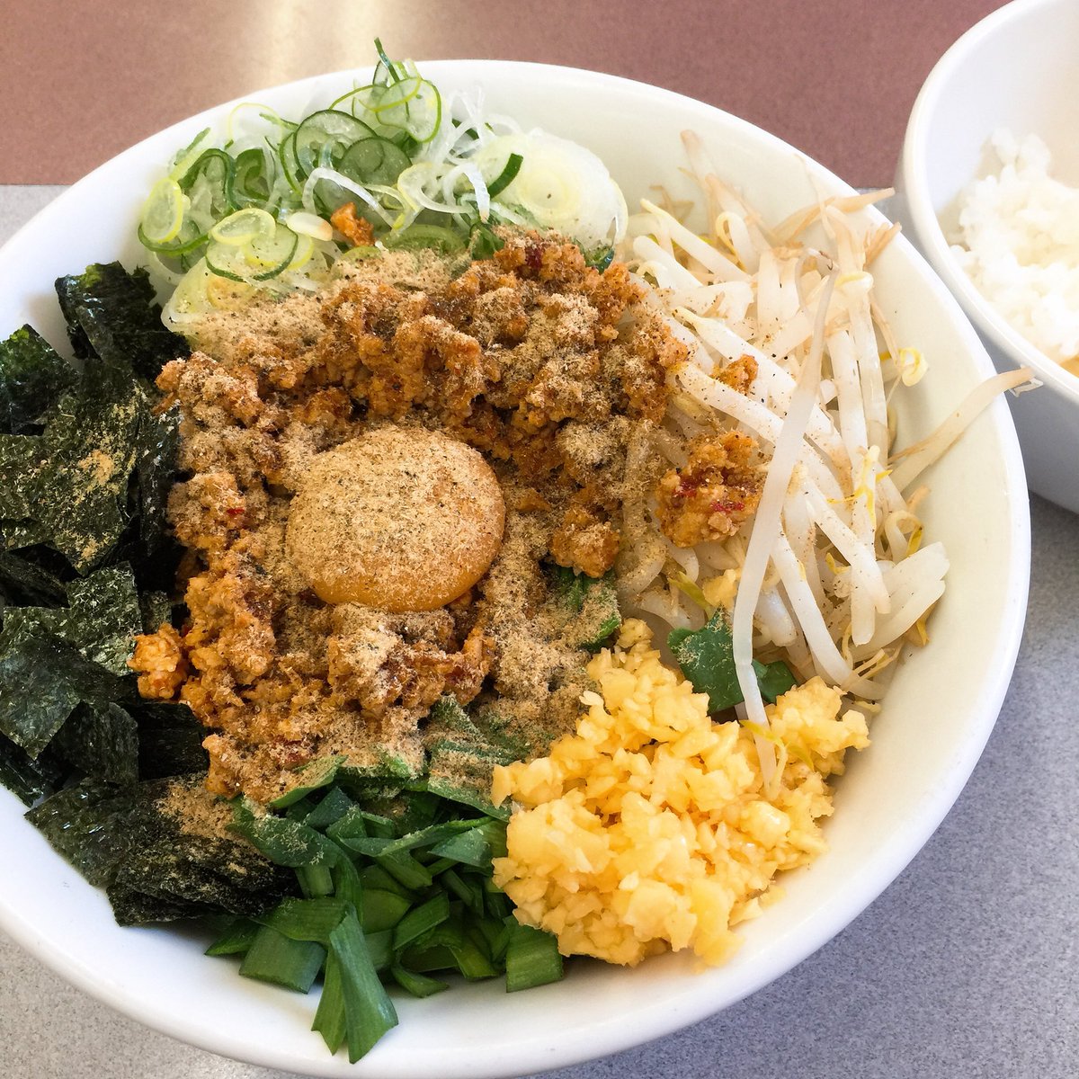 まゆち A Twitter ぶんぶん 佐久市 台湾まぜそば 追い飯付き 850円 やっぱり大好き ぶんぶんの台湾まぜそば ガンガン混ぜちゃいます 残ったタレに 卓上のにんにくと生姜を足して ご飯をドボン また混ぜ混ぜ このジャンクな味 幸せ