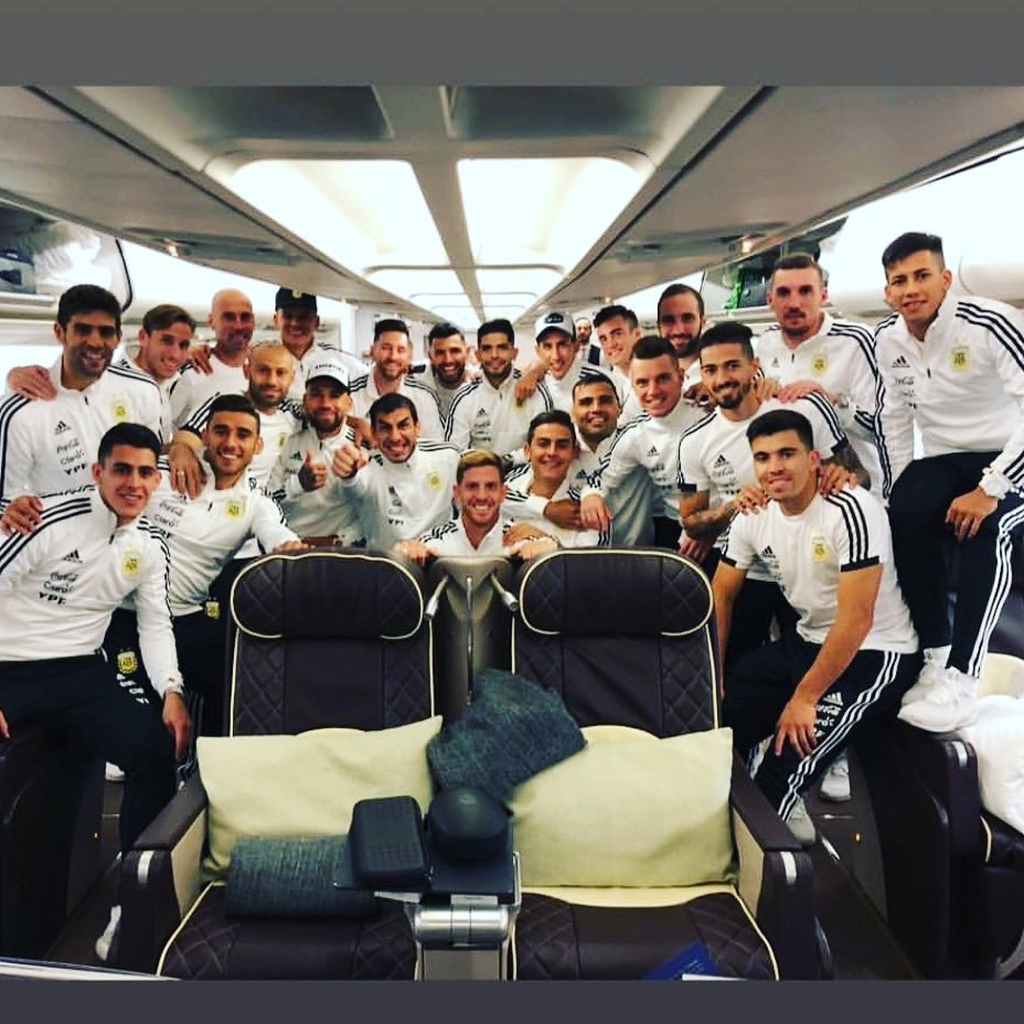Argentina's tweet photo. [SELECCIÓN MAYOR] ¡Nos vamos! Los jugadores de @Argentina y su foto antes de partir rumbo a #Barcelona. #SomosArgentina 🇦🇷 #UnidosSomosMas https://t.co/Ihjmvt90Uf