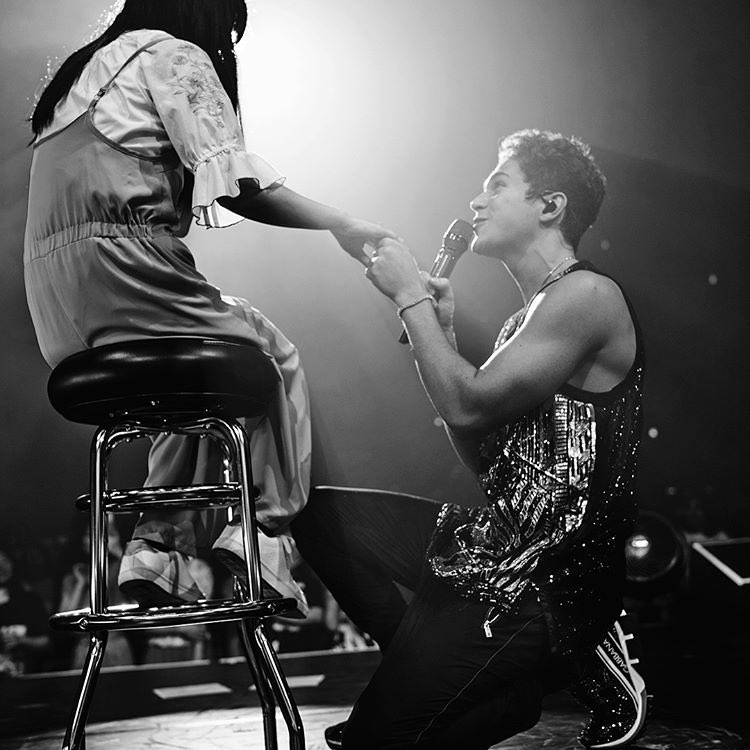 AustinMahoneJP's tweet photo. 皆さんご存知だと思いますが、オースティンは「U」という曲を披露する時、選ばれた女の子"U girl"をステージにあげてU girlに向けてパフォーマンスをするという演出をしています♡こんなに密着🙈💦見ているほうが恥ずかしくなります。さて、今夜のラッキーガールは....？
#AustinJP https://t.co/AsOWtKywgJ
