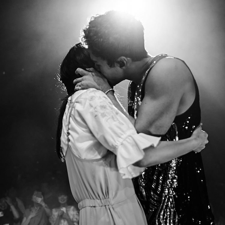 AustinMahoneJP's tweet photo. 皆さんご存知だと思いますが、オースティンは「U」という曲を披露する時、選ばれた女の子"U girl"をステージにあげてU girlに向けてパフォーマンスをするという演出をしています♡こんなに密着🙈💦見ているほうが恥ずかしくなります。さて、今夜のラッキーガールは....？
#AustinJP https://t.co/AsOWtKywgJ
